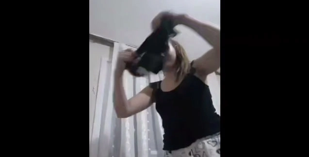 Annesinin jartiyerli fantazi iç çamaşırlarını üstünde deneyen genç