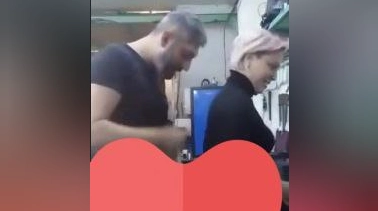 Atölyede yanında çalışan kadını rahat bırakmıyor