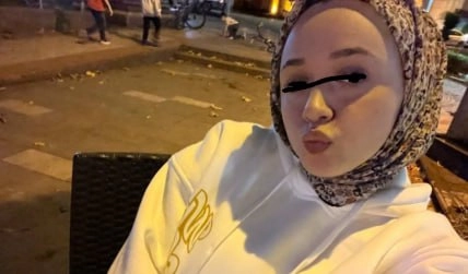 Büyük göğüslü türbanlı