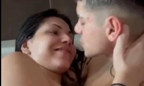 Kısa Saçlı Esmer ve Partneri