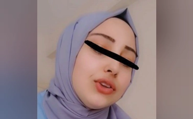 Türbanlı Kız Kendiyle Oynaşıyor