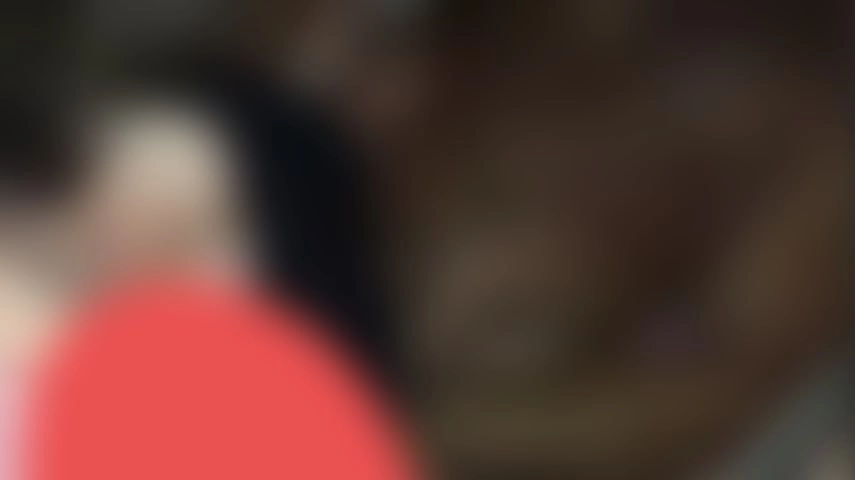 Kızı Kucağına Oturtmuş Diğeride Ayakta Ağzına Vermiş