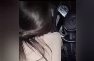Çıtır kızı arabada sakso yaptırıp sikiyor