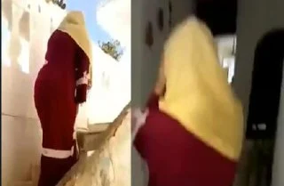 Eve attığı türbanlı kadını