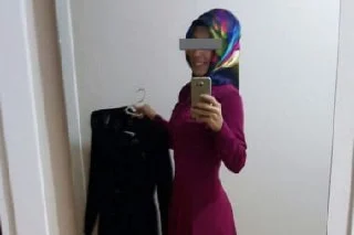 Genç kızın kıyafet denemeleri