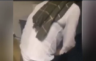 Türbanlı hatun kanepede