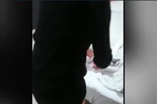 Eleman duvara dik bir dildo yerleştirip ağzına verirken eliyle arkasından kadına sokuyor