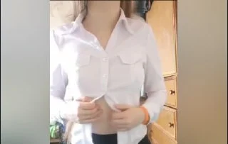 Eteğin altında tayt giyen genç çıtır
