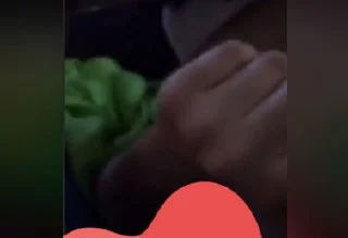 İlk kez sakso çeken kız, sikin çok büyük diye söyleniyor