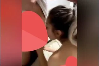 Kız oral seks yaparken diğer kameraman hatun ya nasıl çekecem dur arkadandan çekeyim diyor