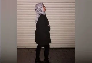 Türbanlı kızın nudeleri