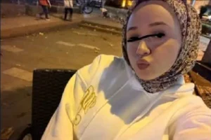 Büyük göğüslü türbanlı