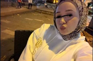 Büyük göğüslü türbanlı