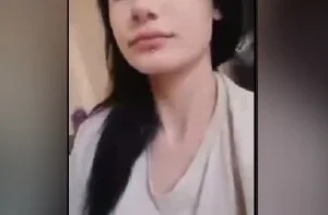 Çıtır kıza sakso çektirip çaktırmadan ağzına boşalıyor