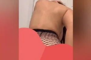 Kışkırtıcı sexy fileli iç çamaşırı ile insanı tahrik eden güzel hatun kucağa oturup sikişiyor