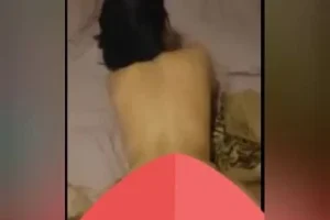 Kocaman sikilmelik götünü tokatlatarak kızartan öğrenci