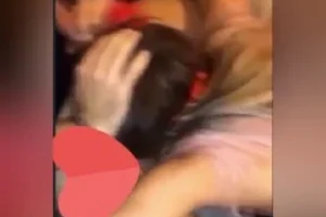 manitasını eliyle s*ktiriyor  tamamı linkte