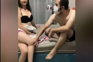 şanslı bir takipçilerini eve davet edip grup seks yapan tiktokçu