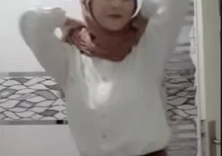 Yanan Şambalisi ile Çıtır Türbanlı