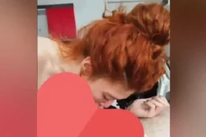 Yeşil ojeli Kızıl saçlı Türk hatunu eve atmış Sakso çektiriyor
